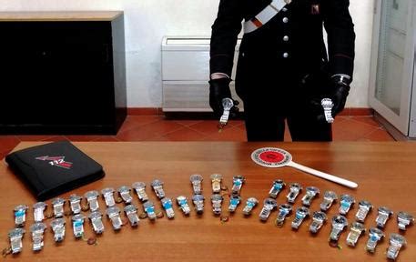 Napoli, sorpreso con 46 Rolex falsi in casa, denunciato dai 